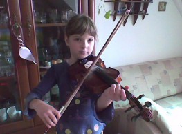 Bogi hegedül